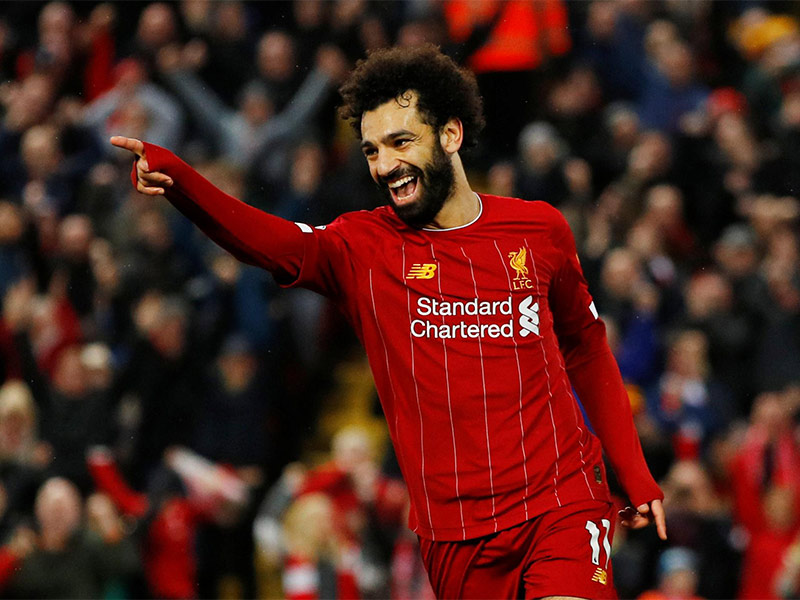 محمد صلاح يحتفل بتسجيل الهدف رقم 100 بارتداء الحذاء الذهبي